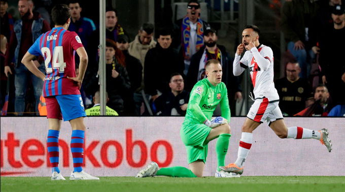 In the 7th minute, Palazon swerved the ball before launching a mid-range pass to let Alvaro Garcia down to control neatly and then hit the corner near the goalkeeper Ter Stegen, opening the scoring for Vallecano.