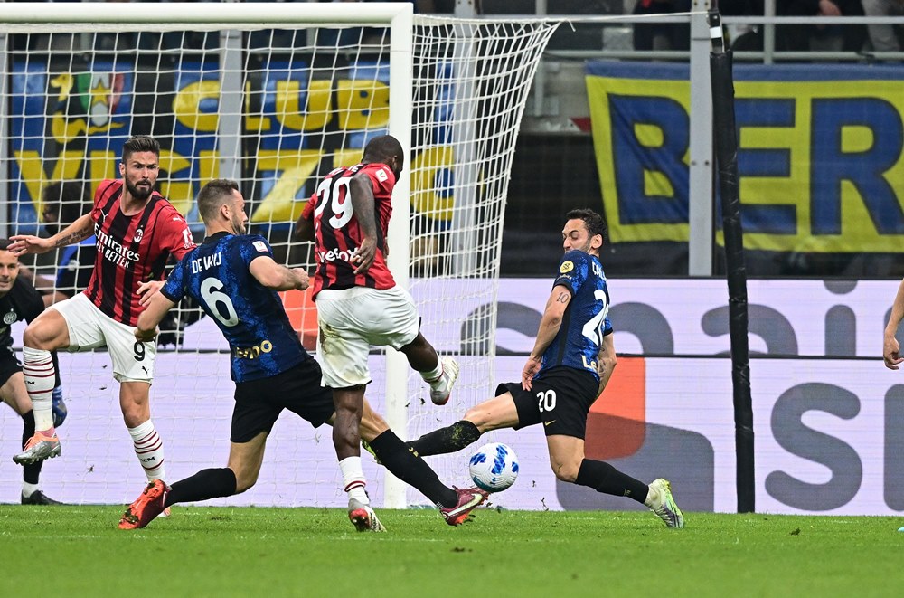 Not only did not improve in the second half, AC Milan also helplessly watched Robin Gosens set the score 3-0 in the 82nd minute.