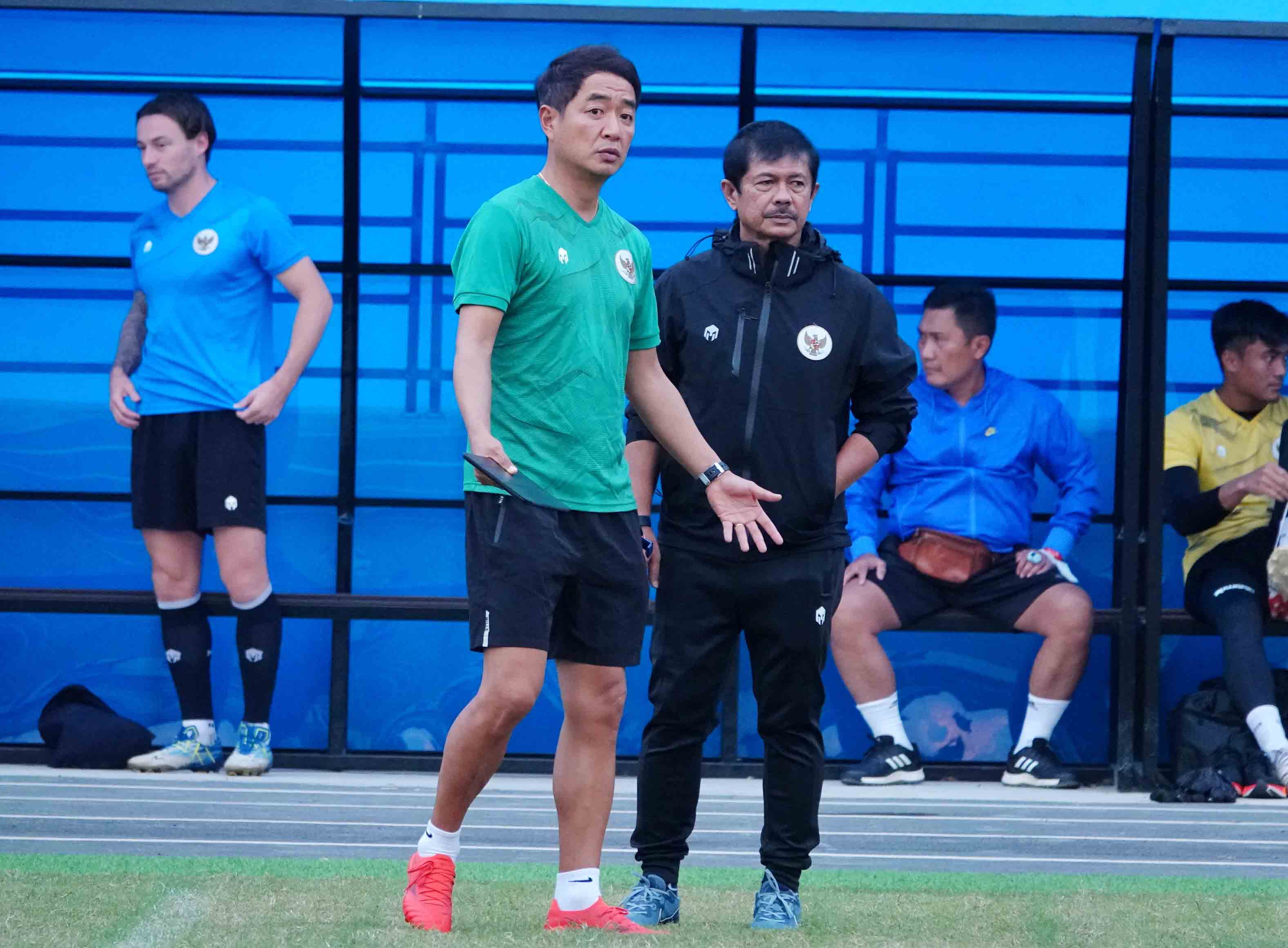 Cựu thuyền trưởng U23 Indonesia từng thua U23 Việt Nam tại SEA Games 30- HLV Indra Sjafri xuất hiện trong buổi tập tổng duyệt của đội bóng xứ Vạn đảo 