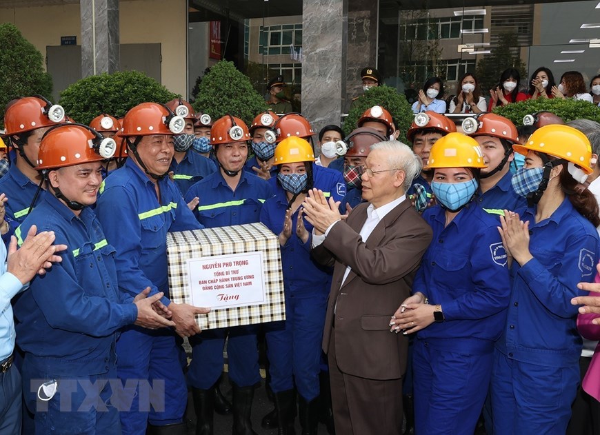 Tổng Bí thư Nguyễn Phú Trọng tặng quà cho cán bộ, công nhân Công ty than Vàng Danh. Ảnh: Trí Dũng/TTXVN