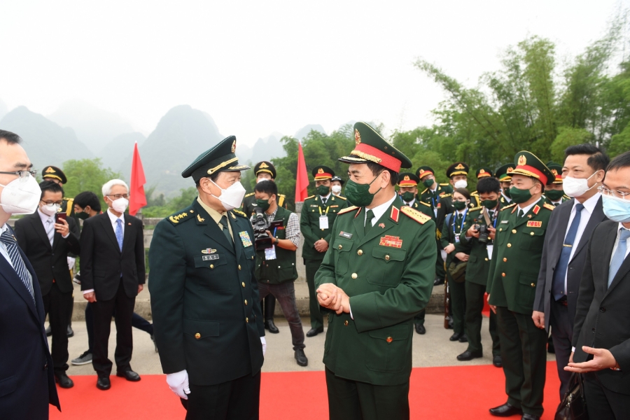 Bộ trưởng Quốc phòng Việt Nam và Trung Quốc gặp nhau ở biên giới